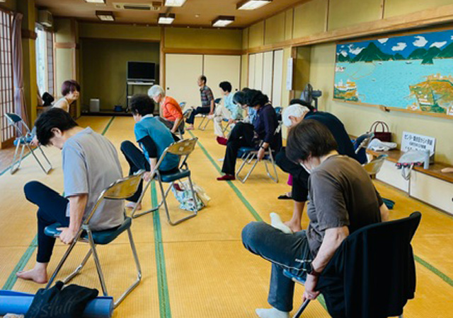 吉田裕子さんを講師に「ヨガ体験講座」を開催しました